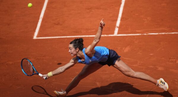 France's Lois Boisson plays a shot against Jessica Pegula of the U.S. during their fourth round match of the French Tennis Open at the Roland-Garros stadium in Paris, Monday, June 2, 2025. (AP Photo/Christophe Ena) APTOPIX French Open Tennis