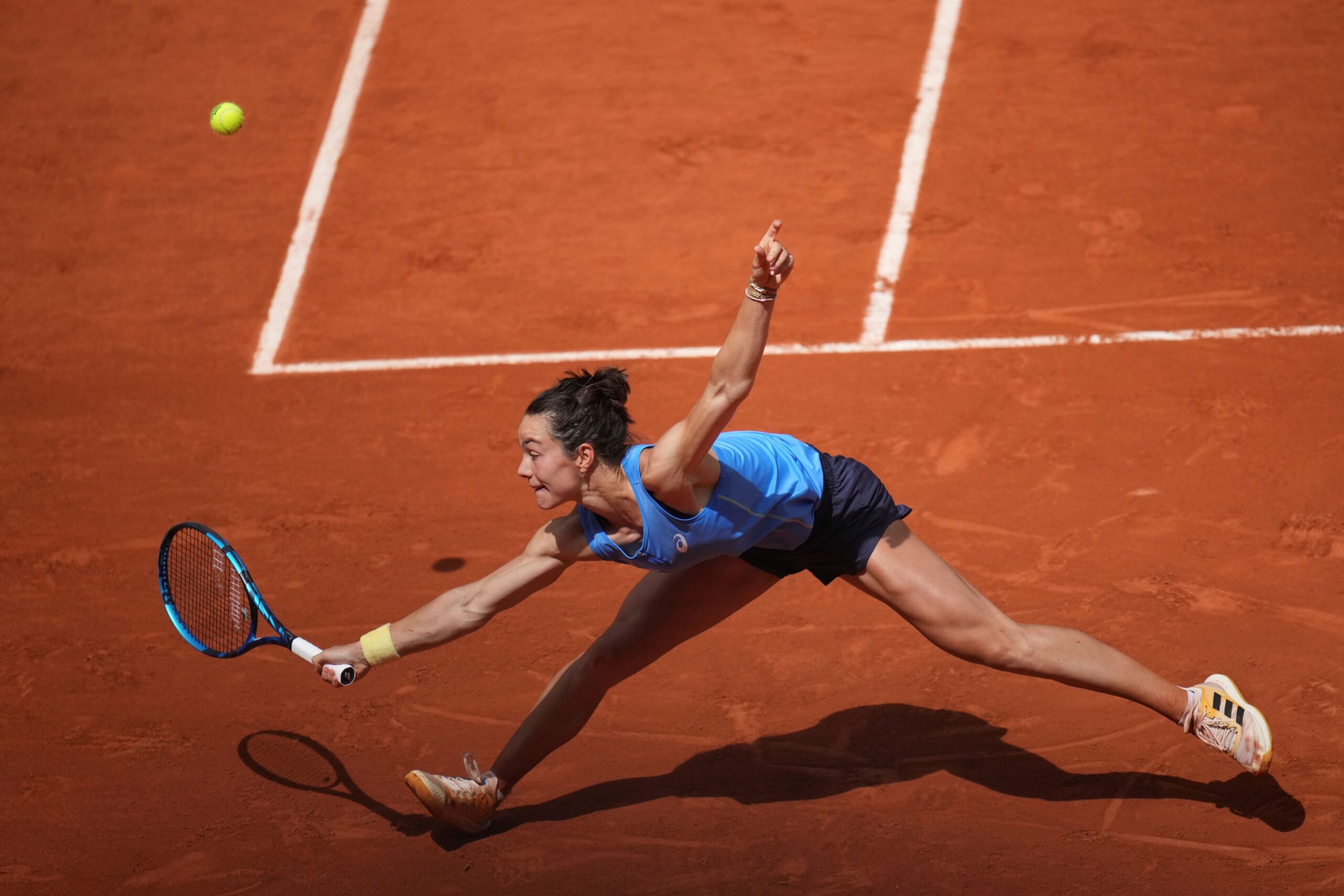 France's Lois Boisson plays a shot against Jessica Pegula of the U.S. during their fourth round match of the French Tennis Open at the Roland-Garros stadium in Paris, Monday, June 2, 2025. (AP Photo/Christophe Ena) APTOPIX French Open Tennis