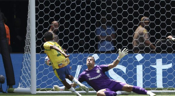MIAMI GARDENS, FL - JUNE 25: Fluminense FC Goalkeeper Fabio (1) makes as ave in the first half during the match between the Mamelodi Sundowns FC and Fluminense FC on Wednesday, June 25, 2025 at Hard Rock Stadium in Miami Gardens, FL (Photo by Peter Joneleit/Icon Sportswire) (Icon Sportswire via AP Images)
