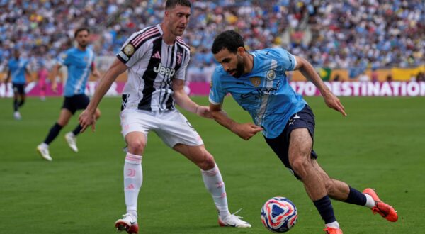 Juventus' Dusan Vlahovic guards Manchester City's Rayan Ait-Nouri during the Club World Cup Group G soccer match between Juventus and Manchester City in Orlando, Fla., Thursday, June 26, 2025. (AP Photo/John Raoux) CWC Juventus Manchester City Soccer