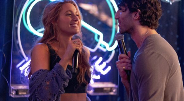 Blake Lively and Justin Baldoni USA. Blake Lively and Justin Baldoni in (C) Sony Pictures Releasing film, It Ends with Us (2024).Director:Justin BaldoniWriter:Christy HallSource: Colleen Hooverâ?s novel with same titlePlot: Lily Bloom has a flower shop and meets a neurosurgeon who is living in the same block. LMK106-061024-002Supplied by LMKMEDIA.