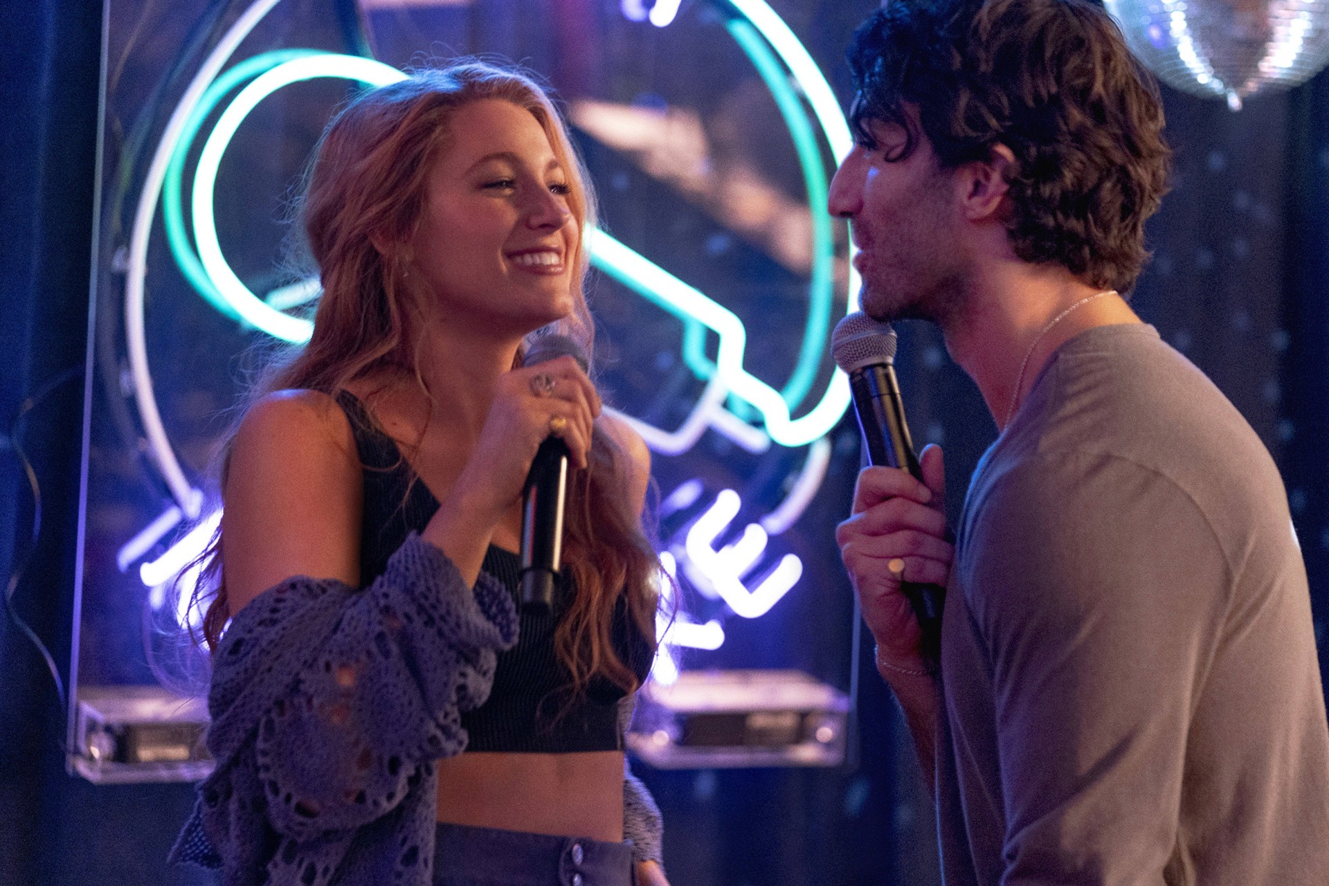 Blake Lively and Justin Baldoni USA. Blake Lively and Justin Baldoni in (C) Sony Pictures Releasing film, It Ends with Us (2024).Director:Justin BaldoniWriter:Christy HallSource: Colleen Hooverâ?s novel with same titlePlot: Lily Bloom has a flower shop and meets a neurosurgeon who is living in the same block. LMK106-061024-002Supplied by LMKMEDIA.