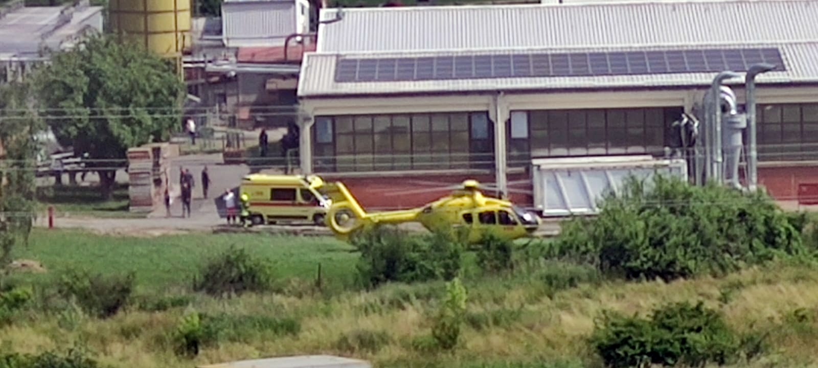 Čazma, 12.06.2025. - Jedna je osoba smrtno stradala, a dvije su teško ozlijeđene u eksploziji i požaru koji su zahvatili pogone tvrtke DI Čazma u industrijskoj zoni toga grada u četvrtak oko 14.30 sati, potvrdila je Bjelovarsko-bilogorska policija. foto HINA/ Igor KOKORUŠ/ tm