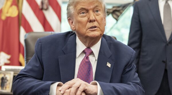 epa12168509 US President Donald Trump speaks in the Oval Office at the White House, in Washington, DC, USA, 10 June 2025.  EPA/KEN CEDENO / POOL