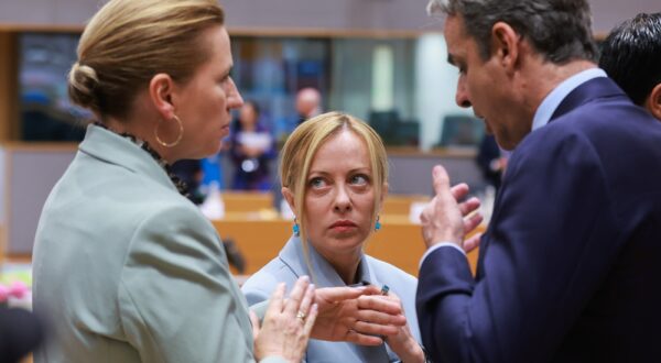 epa12198363 (L-R) Danish Prime Minister Mette Frederiksen, Italian Prime Minister Giorgia Meloni and Greece's Prime Minister Kyriakos Mitsotakis at the start of the EU leaders' Summit in Brussels, Belgium, 26 June 2025. EU leaders gather for a two-day summit to address geoeconomic challenges and the ongoing developments in Ukraine and the Middle East, among other topics.  EPA/OLIVIER HOSLET