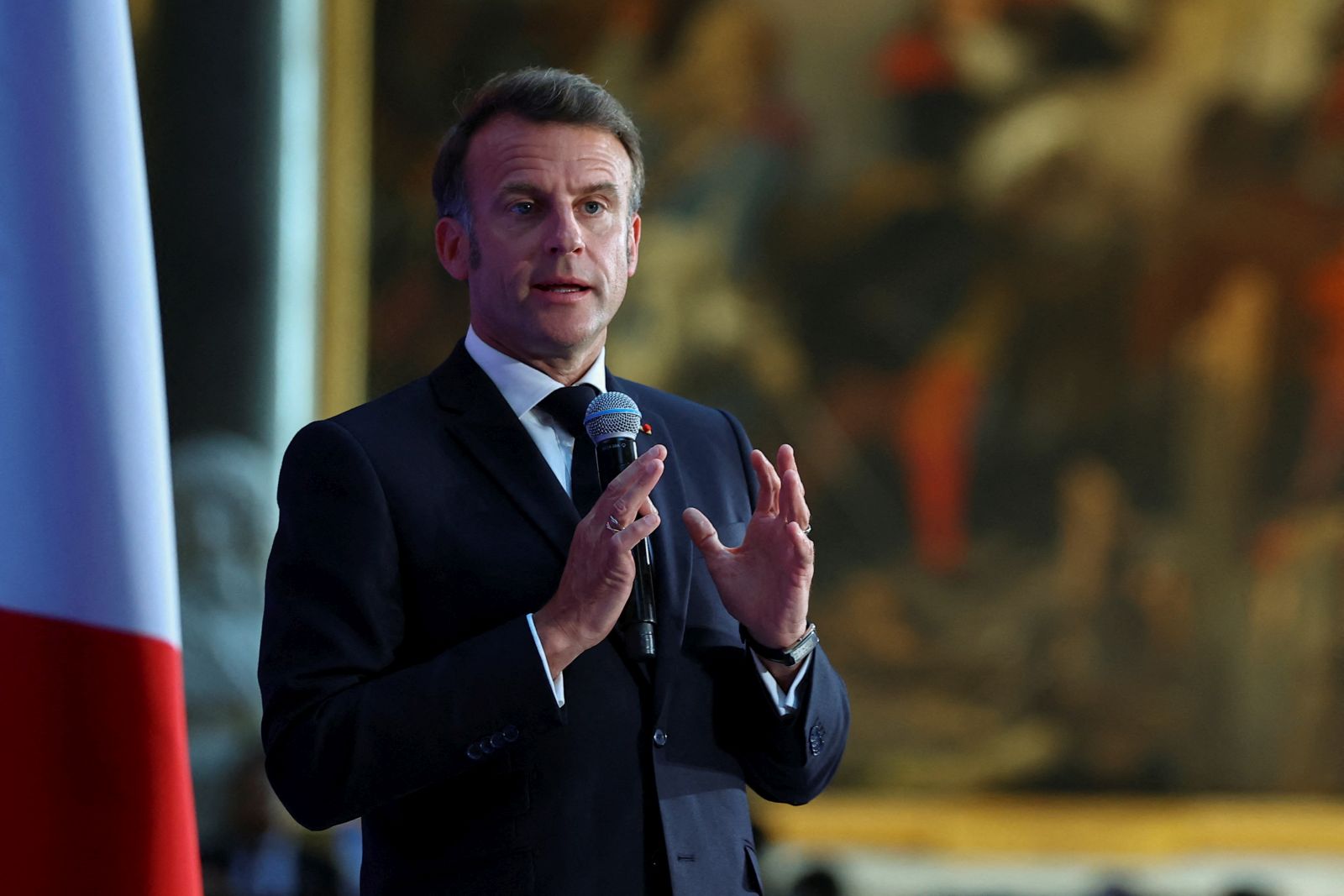 epa12117555 French President Emmanuel Macron speaks at the 'Choose France Summit', aiming to attract foreign investors to the country, at the Chateau de Versailles, near Paris, France, 19 May 2025.  EPA/Gonzalo Fuentes / POOL  MAXPPP OUT