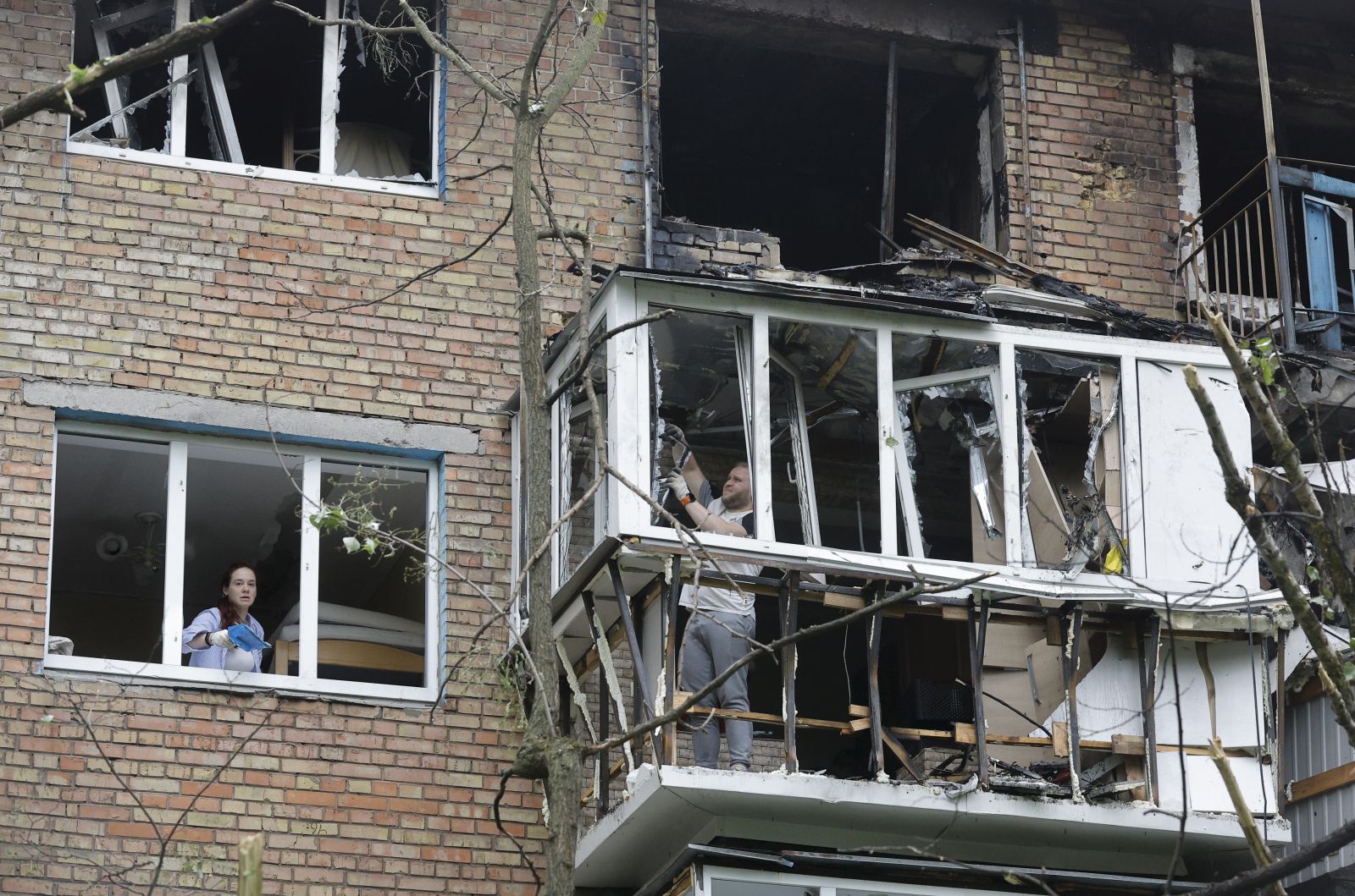 epa12129845 Residents clear debris at the site of a nine-storey residential building struck by a drone in Kyiv, Ukraine, 24 May 2025, amid the ongoing Russian invasion. Nobody was killed, but at least 15 people were injured in overnight strikes on multiple residential areas of Kyiv, according to the State Emergency Service. Russia launched a large-scale attack using at least 14 ballistic missiles and 250 drones across Ukraine.  EPA/SERGEY DOLZHENKO