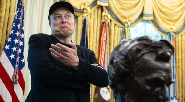 epa12145991 Elon Musk reacts during a press conference with US President Trump in the Oval Office at the White House in Washington, DC, USA, 30 May 2025.  EPA/FRANCIS CHUNG / POOL