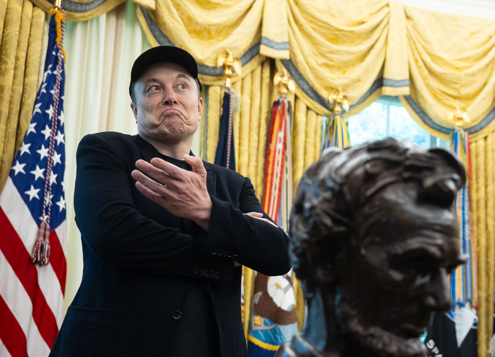 epa12145991 Elon Musk reacts during a press conference with US President Trump in the Oval Office at the White House in Washington, DC, USA, 30 May 2025.  EPA/FRANCIS CHUNG / POOL