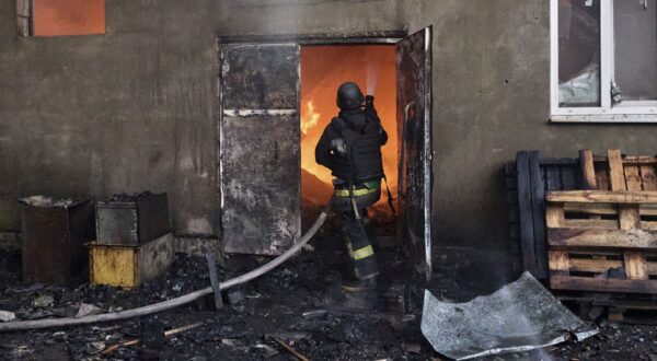 epa12154161 Ukrainian rescuers work at the site of a drone strike in Kharkiv, northeastern Ukraine, 04 June 2025, amid the Russian invasion. At least one person was injured and large-scale fires broke out in industrial zones after Russian forces launched an overnight attack on Kharkiv using nine 'Shahed' drones and two missiles, Kharkiv Mayor Ihor Terekhov wrote on telegram.  EPA/SERGEY KOZLOV