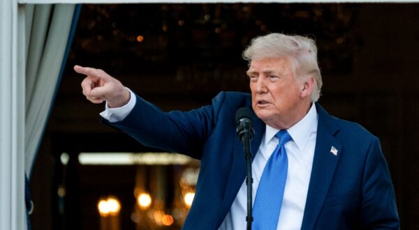 epa12156336 US President Donald Trump speaks during a Summer soiree on the South Lawn of the White House in Washington, DC, USA, on 04 June 2025.  EPA/Eric Lee / POOL