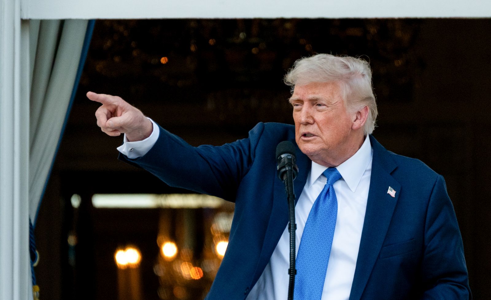 epa12156336 US President Donald Trump speaks during a Summer soiree on the South Lawn of the White House in Washington, DC, USA, on 04 June 2025.  EPA/Eric Lee / POOL