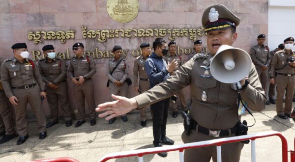 epa12159425 Thai police officers control the area outside the Cambodian Embassy as the nationalist gather to protest over the Thai-Cambodian border dispute, in Bangkok, Thailand, 06 June 2025. Thai nationalist groups are holding a protest over the border dispute with Cambodia. They are demanding strong action to protect Thai sovereignty as the Thai government is insisting on resolving the disputes through bilateral talks and has placed border provinces on alert. On 28 May 2025, Thai soldiers exchanged gunfire with Cambodian troops in the Chong Bok area of Ubon Ratchathani province, killing one Cambodian soldier.  EPA/NARONG SANGNAK