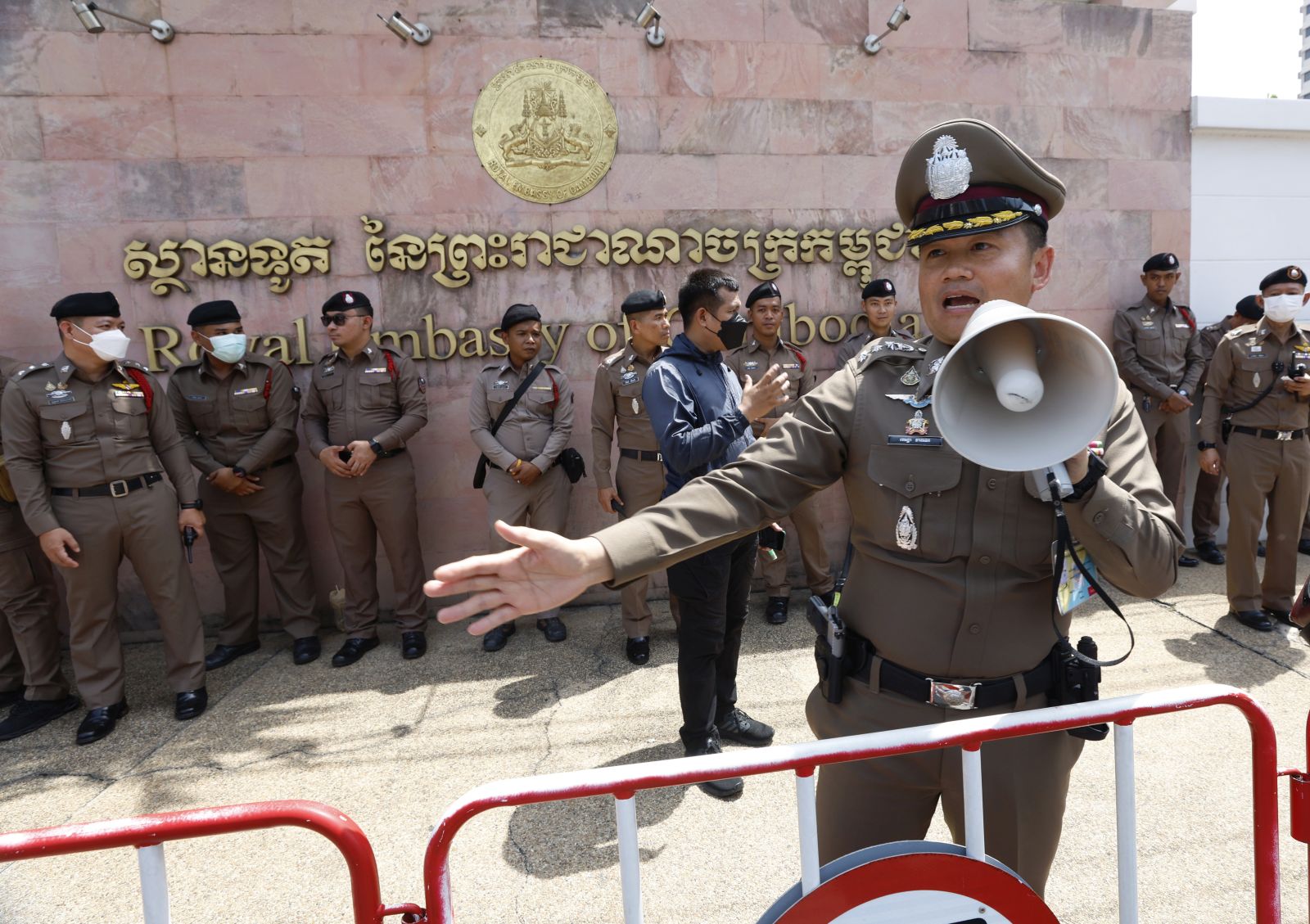 epa12159425 Thai police officers control the area outside the Cambodian Embassy as the nationalist gather to protest over the Thai-Cambodian border dispute, in Bangkok, Thailand, 06 June 2025. Thai nationalist groups are holding a protest over the border dispute with Cambodia. They are demanding strong action to protect Thai sovereignty as the Thai government is insisting on resolving the disputes through bilateral talks and has placed border provinces on alert. On 28 May 2025, Thai soldiers exchanged gunfire with Cambodian troops in the Chong Bok area of Ubon Ratchathani province, killing one Cambodian soldier.  EPA/NARONG SANGNAK