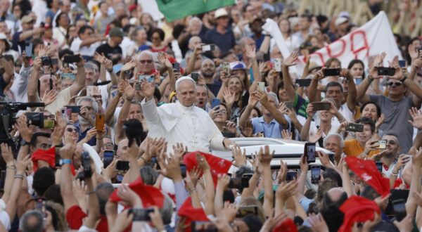 epa12162716 Pope Leo XIV waves to faithful during the Pentecost Vigil in St. Peter's Square, Vatican, 07 June 2025.  EPA/FABIO FRUSTACI