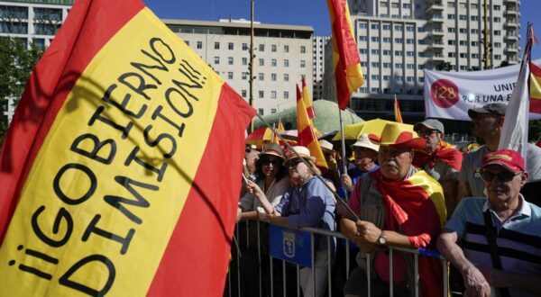 epa12163396 People take part in a demonstration organized by the main opposition conservative Popular Party against the government under the motto 'Democracy or Mafia' in Madrid, Spain, 08 June 2025.  EPA/BORJA SANCHEZ-TRILLO