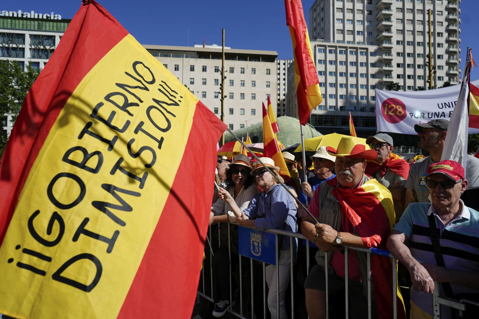 epa12163396 People take part in a demonstration organized by the main opposition conservative Popular Party against the government under the motto 'Democracy or Mafia' in Madrid, Spain, 08 June 2025.  EPA/BORJA SANCHEZ-TRILLO