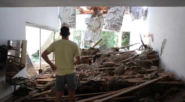 epa12190555 An Israeli resident inspects his damaged living room following an Iranian missile strike on a residential building complex in Tel Aviv, Israel, 22 June 2025. Israel and Iran have been exchanging fire since Israel launched strikes across Iran on 13 June 2025 as part of Operation 'Rising Lion.'  EPA/ABIR SULTAN