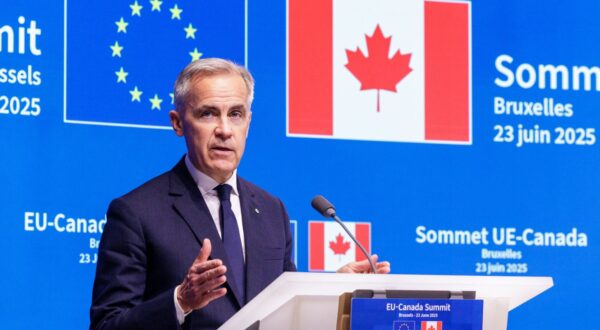 epa12193450 Canadian Prime Minister Mark Carney speaks during a press conference after the 20th EU-Canada summit in Brussels, Belgium, 23 June 2025.  EPA/OLIVIER MATTHYS