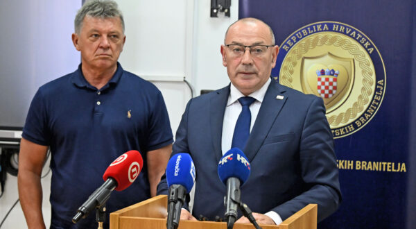 Vukovar, 26.06.2025. - Potpredsjednik Vlade i ministar hrvatskih branitelja Tomo Medved nazočio je identifikaciji posmrtnih ostataka žrtvava iz Domovinskog rata u organizaciji Ministarstva hrvatskih branitelja. Nakon identifikacije u bolnici su Tomo Medved i Ivan Turudić dali izjave. Na fotografiji Ivan Turudić, Tomo Medved. foto HINA/ Gordan Panić/ tm