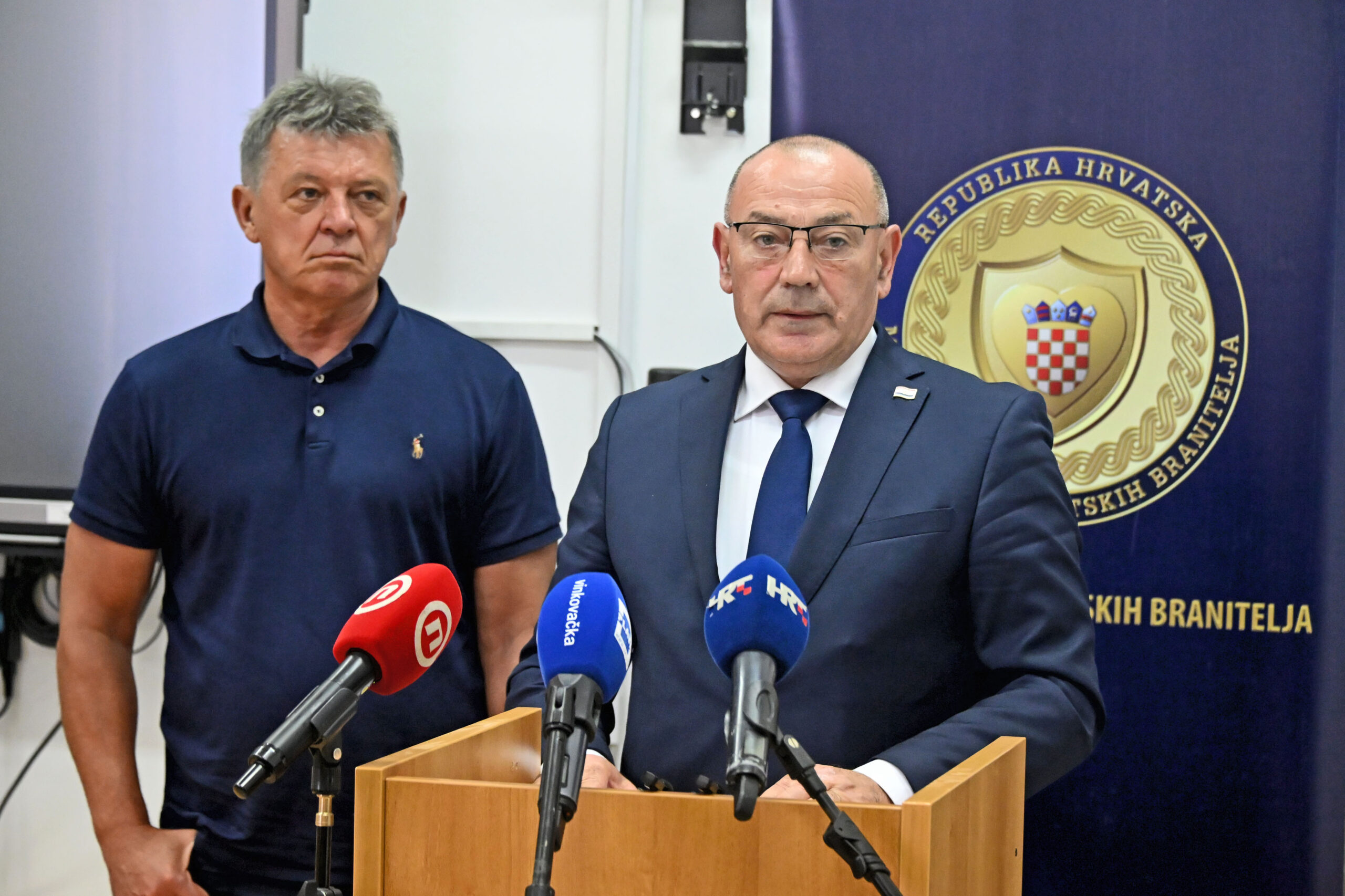 Vukovar, 26.06.2025. - Potpredsjednik Vlade i ministar hrvatskih branitelja Tomo Medved nazočio je identifikaciji posmrtnih ostataka žrtvava iz Domovinskog rata u organizaciji Ministarstva hrvatskih branitelja. Nakon identifikacije u bolnici su Tomo Medved i Ivan Turudić dali izjave. Na fotografiji Ivan Turudić, Tomo Medved. foto HINA/ Gordan Panić/ tm