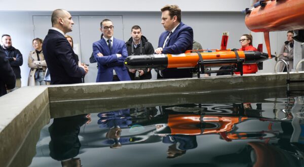 27.02.2024., Zagreb - Potpredsjednik Vlade i ministar obrane RH Ivan Anusic posjetio je Fakultet elektrotehnike i racunarstva Sveucilista u Zagrebu (FER)  te je prisustvovao prezentaciji rjesenja s kojim je FER-ov tim u veljaci pobijedio na prestiznom medjunarodnom natjecanju u robotici - MBZIRC (Mohamed Bin Zayed International Robotics Challenge). Ivan Anusic, Vedran Bilas, Nikola Miskovic.  Photo: Luka Stanzl/PIXSELL