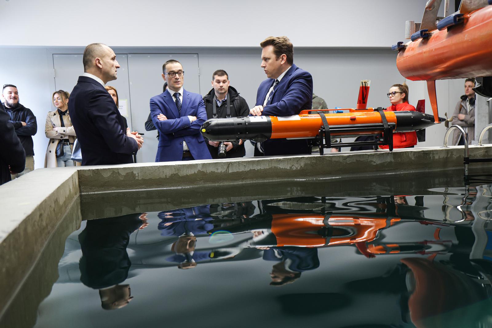 27.02.2024., Zagreb - Potpredsjednik Vlade i ministar obrane RH Ivan Anusic posjetio je Fakultet elektrotehnike i racunarstva Sveucilista u Zagrebu (FER)  te je prisustvovao prezentaciji rjesenja s kojim je FER-ov tim u veljaci pobijedio na prestiznom medjunarodnom natjecanju u robotici - MBZIRC (Mohamed Bin Zayed International Robotics Challenge). Ivan Anusic, Vedran Bilas, Nikola Miskovic.  Photo: Luka Stanzl/PIXSELL