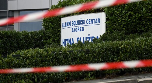 28.03.2025., Zagreb - Ulaz na hitnni prijem KBC-a Zagreb ogradjen je jer se zbog jakog vjetra odvojio dio fasade. Photo: Marko Lukunic/PIXSELL