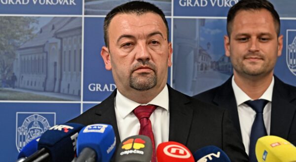 Vukovar, 6.6.2025. - U uredu gradonaèelnika odrana je slubena primopredaja vlasti izmeðu dosadanjeg gradonaèelnika Vukovara Ivana Penave i novoizabranog gradonaèelnika Vukovara Marijana Pavlièeka. Penava je predao Pavlièeku "kljuèeve grada" (gradskog poglavarstva) Pavlièeku i njegovom zamjeniku Filipu Sucu te im darovao kravate. Na slici Marijan Pavlièek i Filip Suac. 
foto HINA/Gordan Paniæ/ ua