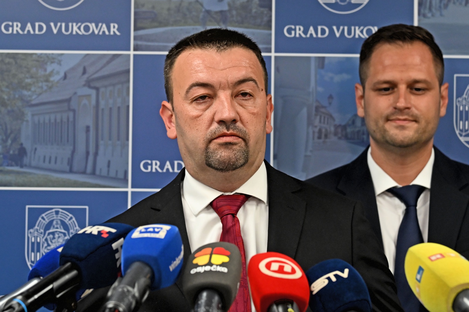 Vukovar, 6.6.2025. - U uredu gradonaèelnika odrana je slubena primopredaja vlasti izmeðu dosadanjeg gradonaèelnika Vukovara Ivana Penave i novoizabranog gradonaèelnika Vukovara Marijana Pavlièeka. Penava je predao Pavlièeku "kljuèeve grada" (gradskog poglavarstva) Pavlièeku i njegovom zamjeniku Filipu Sucu te im darovao kravate. Na slici Marijan Pavlièek i Filip Suac. 
foto HINA/Gordan Paniæ/ ua