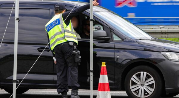 03 June 2025, North Rhine-Westphalia, Emmerich: At the border with the Netherlands on the A3 in Emmerich, a federal police officer checks a vehicle entering Germany. Federal Minister of the Interior Dobrindt (CSU) had ordered an intensification of border controls in May, just a few hours after taking office. Photo: Christoph Reichwein/dpa Photo: Christoph Reichwein/DPA