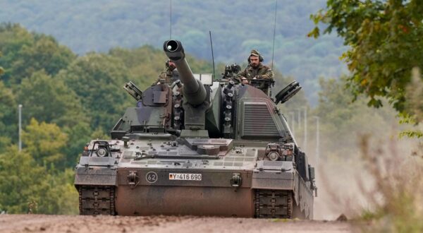 Bildbeschreibung: Panzerhaubitze 2000, Bundeswehr, Deutschland, Artillerie, Militärfahrzeug, Übungsgelände, moderne Waffentechnik, Verteidigungspolitik, NATO, Zeitenwende, Waffenlieferungen Ukraine, Rüstungsindustrie, Bundeswehr-Modernisierung, Leopard 2, Schützenpanzer, Boris Pistorius, Militärstrategie, Auslandseinsätze, Sicherheitspolitik, Krisengebiete, Russland, Ukraine-Krieg, Wladimir Putin, Donald Trump, geopolitische Spannungen, Eskalation, EU-Verteidigung, strategische Abschreckung. *** Bildbeschreibung Panzerhaubitze 2000, Bundeswehr, Germany, artillery, military vehicle, training ground, modern weapons technology, defence policy, NATO, turning point, arms deliveries Ukraine, arms industry, Bundeswehr modernization, Leo Copyright: xJOERANxSTEINSIEKx Photo: IMAGO/Joeran Steinsiek/IMAGOSTOCK&PEOPLE