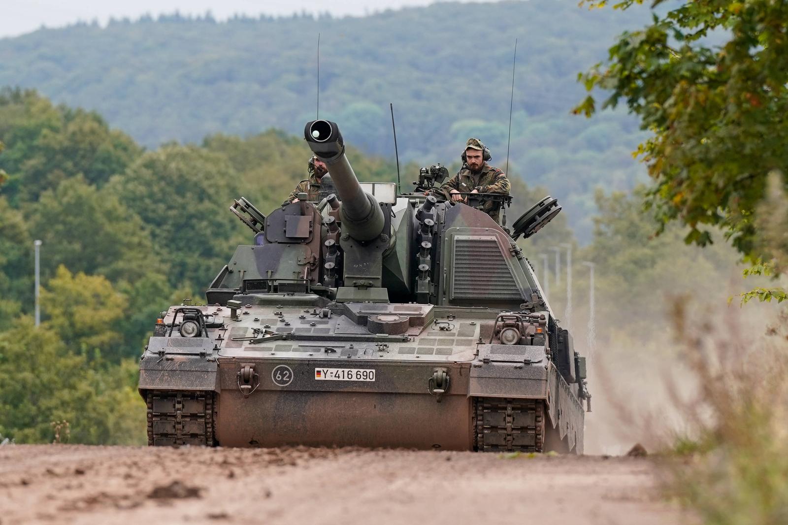 Bildbeschreibung: Panzerhaubitze 2000, Bundeswehr, Deutschland, Artillerie, Militärfahrzeug, Übungsgelände, moderne Waffentechnik, Verteidigungspolitik, NATO, Zeitenwende, Waffenlieferungen Ukraine, Rüstungsindustrie, Bundeswehr-Modernisierung, Leopard 2, Schützenpanzer, Boris Pistorius, Militärstrategie, Auslandseinsätze, Sicherheitspolitik, Krisengebiete, Russland, Ukraine-Krieg, Wladimir Putin, Donald Trump, geopolitische Spannungen, Eskalation, EU-Verteidigung, strategische Abschreckung. *** Bildbeschreibung Panzerhaubitze 2000, Bundeswehr, Germany, artillery, military vehicle, training ground, modern weapons technology, defence policy, NATO, turning point, arms deliveries Ukraine, arms industry, Bundeswehr modernization, Leo Copyright: xJOERANxSTEINSIEKx Photo: IMAGO/Joeran Steinsiek/IMAGOSTOCK&PEOPLE