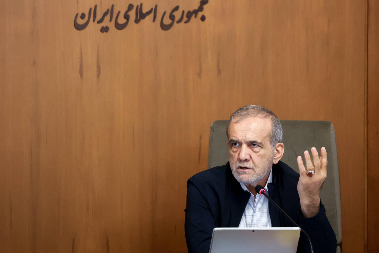 Iranian President, Masoud Pezeshkian, attends an Iranian cabinet meeting Iranian President, Masoud Pezeshkian, attends an Iranian cabinet meeting in Tehran, Iran, on June 1, 2025. Photo by Iranian Presidency Office Tehran Tehran Iran, Islamic Republic of 010625_Iran_IPO_002 Copyright: xapaimagesxIranianxPresidencyxOfficexxapaimagesx Photo: IMAGO/Iranian Presidency Office  apaimages/IMAGOSTOCK&PEOPLE