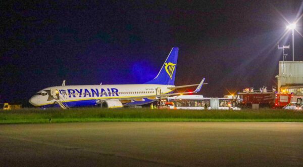 Flugpassagiere werden während Unwetters über Baden-Württemberg gegen die Decke geschleudert: Maschine aus Berlin auf dem Weg nach Mailand muss in Memmingen notlanden - 9 Verletzte Das schwere Unwetter am Mittwochabend hat offenbar nicht nur am Boden seine Spuren hinterlassen. Eine Ryanair-Maschine, die am Abend in Bundeshauptstadt mit dem sonnigen Ziel Mailand gestartet war, geriet in Baden-Württemberg in das Unwetter über dem Himmel. Die Maschine geriet dabei in heftige Turbulenzen, sodass Medienberichten zufolge Passagiere an die Decke geschleudert wurden. Nach dem Zwischenfall musste das Flugzeug im bayrischen Memmingen notlanden. Dort wurden die Passagiere vom Rettungsdienst untersucht. Einige Passagiere wurden verletzt und mussten Copyright: xLisaxWillertx/xEinsatzReport24x Photo: IMAGO/Lisa Willert / EinsatzReport24/IMAGOSTOCK&PEOPLE