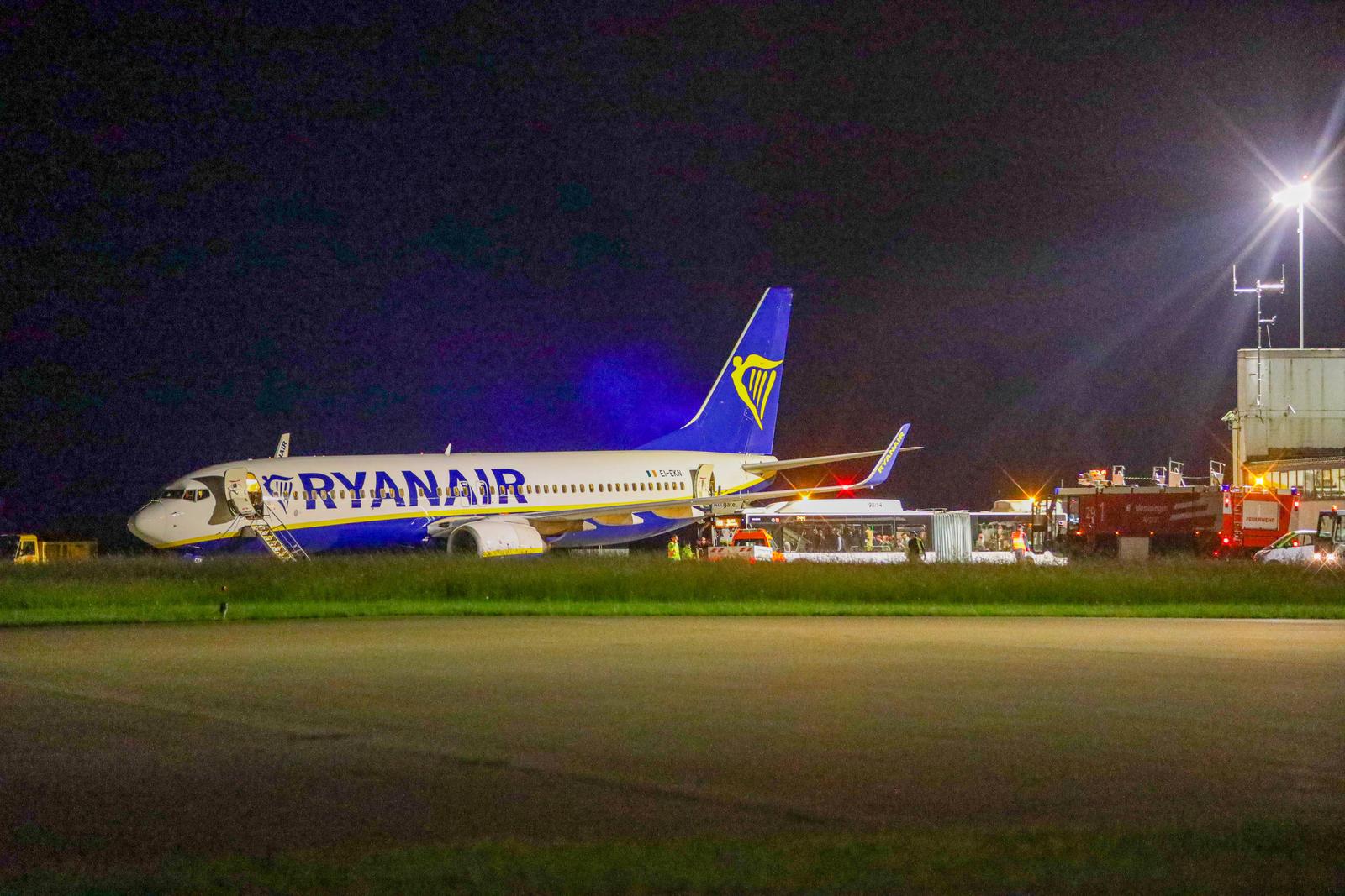 Flugpassagiere werden während Unwetters über Baden-Württemberg gegen die Decke geschleudert: Maschine aus Berlin auf dem Weg nach Mailand muss in Memmingen notlanden - 9 Verletzte Das schwere Unwetter am Mittwochabend hat offenbar nicht nur am Boden seine Spuren hinterlassen. Eine Ryanair-Maschine, die am Abend in Bundeshauptstadt mit dem sonnigen Ziel Mailand gestartet war, geriet in Baden-Württemberg in das Unwetter über dem Himmel. Die Maschine geriet dabei in heftige Turbulenzen, sodass Medienberichten zufolge Passagiere an die Decke geschleudert wurden. Nach dem Zwischenfall musste das Flugzeug im bayrischen Memmingen notlanden. Dort wurden die Passagiere vom Rettungsdienst untersucht. Einige Passagiere wurden verletzt und mussten Copyright: xLisaxWillertx/xEinsatzReport24x Photo: IMAGO/Lisa Willert / EinsatzReport24/IMAGOSTOCK&PEOPLE