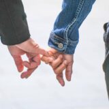 Düsseldorf 06.06.2025 Paar Pärchen Ehepaar Liebespaar Freundschaft Zuneigung Händchen halten Spazierengehen Date tindern Ehegattensplitting Zusammenveranlagung Hochzeit Ehescheidung Scheidungskosten Scheidungsanwalt Vertrautheit Freundschaft Finger Jeansjacke Düsseldorf Nordrhein-Westfalen Deutschland *** Düsseldorf 06 06 2025 couple couple couple lovers friendship affection holding hands walking date tinder marriage spouse splitting joint assessment wedding divorce divorce costs divorce lawyer familiarity friendship finger jeans jacket Düsseldorf North Rhine-Westphalia Germany Photo: IMAGO/Michael Gstettenbauer/IMAGOSTOCK&PEOPLE
