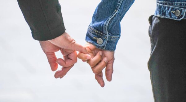 Düsseldorf 06.06.2025 Paar Pärchen Ehepaar Liebespaar Freundschaft Zuneigung Händchen halten Spazierengehen Date tindern Ehegattensplitting Zusammenveranlagung Hochzeit Ehescheidung Scheidungskosten Scheidungsanwalt Vertrautheit Freundschaft Finger Jeansjacke Düsseldorf Nordrhein-Westfalen Deutschland *** Düsseldorf 06 06 2025 couple couple couple lovers friendship affection holding hands walking date tinder marriage spouse splitting joint assessment wedding divorce divorce costs divorce lawyer familiarity friendship finger jeans jacket Düsseldorf North Rhine-Westphalia Germany Photo: IMAGO/Michael Gstettenbauer/IMAGOSTOCK&PEOPLE