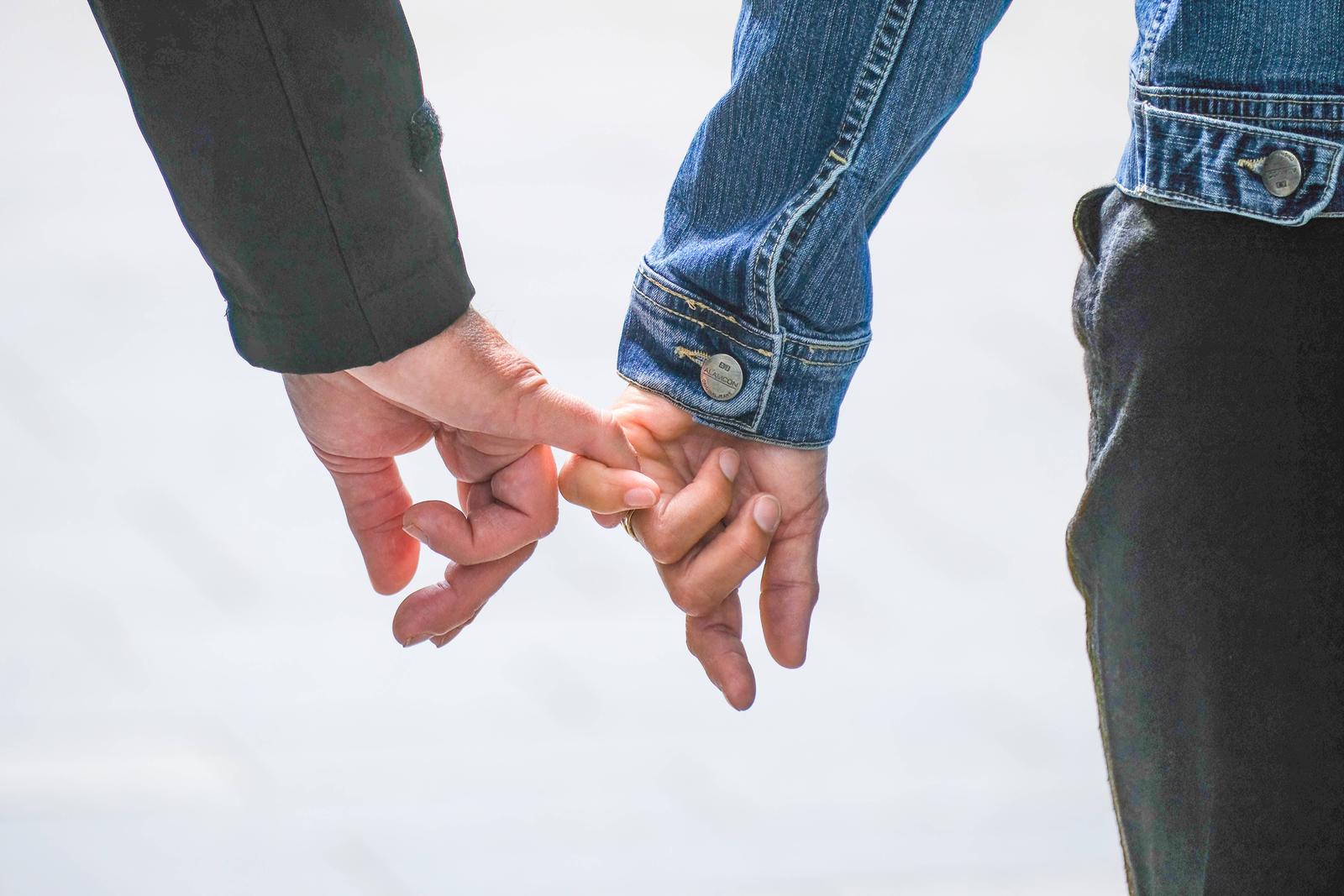 Düsseldorf 06.06.2025 Paar Pärchen Ehepaar Liebespaar Freundschaft Zuneigung Händchen halten Spazierengehen Date tindern Ehegattensplitting Zusammenveranlagung Hochzeit Ehescheidung Scheidungskosten Scheidungsanwalt Vertrautheit Freundschaft Finger Jeansjacke Düsseldorf Nordrhein-Westfalen Deutschland *** Düsseldorf 06 06 2025 couple couple couple lovers friendship affection holding hands walking date tinder marriage spouse splitting joint assessment wedding divorce divorce costs divorce lawyer familiarity friendship finger jeans jacket Düsseldorf North Rhine-Westphalia Germany Photo: IMAGO/Michael Gstettenbauer/IMAGOSTOCK&PEOPLE