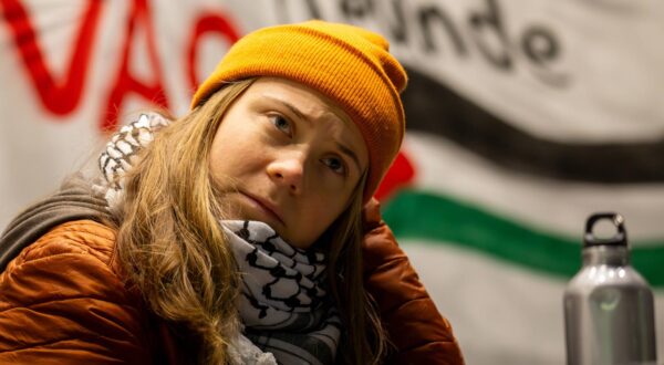 Greta Thunberg bei der Teilnahme an einer pro-palästinensischen Kundgebung am Marktplatz in Mannheim *** Greta Thunberg taking part in a pro-Palestinian rally on the market square in Mannheim Copyright: xUdoxHerrmannx Photo: IMAGO/Udo Herrmann/IMAGOSTOCK&PEOPLE