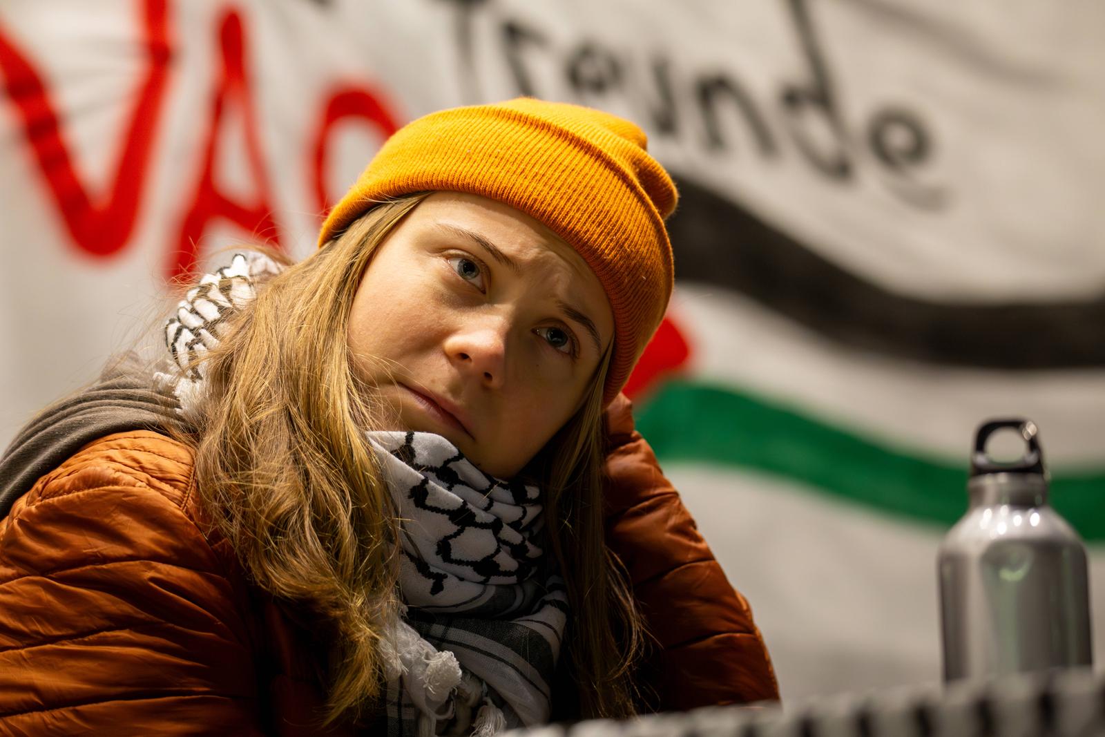 Greta Thunberg bei der Teilnahme an einer pro-palästinensischen Kundgebung am Marktplatz in Mannheim *** Greta Thunberg taking part in a pro-Palestinian rally on the market square in Mannheim Copyright: xUdoxHerrmannx Photo: IMAGO/Udo Herrmann/IMAGOSTOCK&PEOPLE
