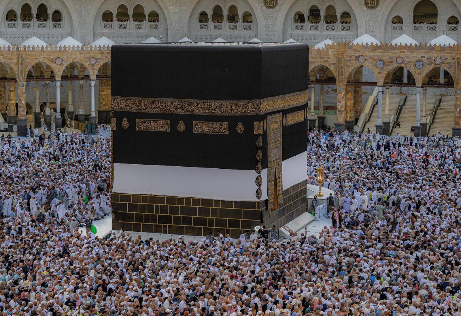 Muslim pilgrims perform prayer around the Kaaba, Islam s holiest shrine, at the Grand Mosque complex in Mecca Muslim pilgrims perform prayer around the Kaaba, Islam s holiest shrine, at the Grand Mosque complex in Mecca on June 7, 2025, in the second days the Eid al-Adha festival, which marks the end of their Hajj pilgrimage. Photo by Saudi Press Agency Mecca Mecca Saudi Arabia 070625_Mecca_SPA_2_0041 Copyright: xapaimagesxSaudixPressxAgencyxxapaimagesx Photo: IMAGO/Saudi Press Agency  apaimages/IMAGOSTOCK&PEOPLE