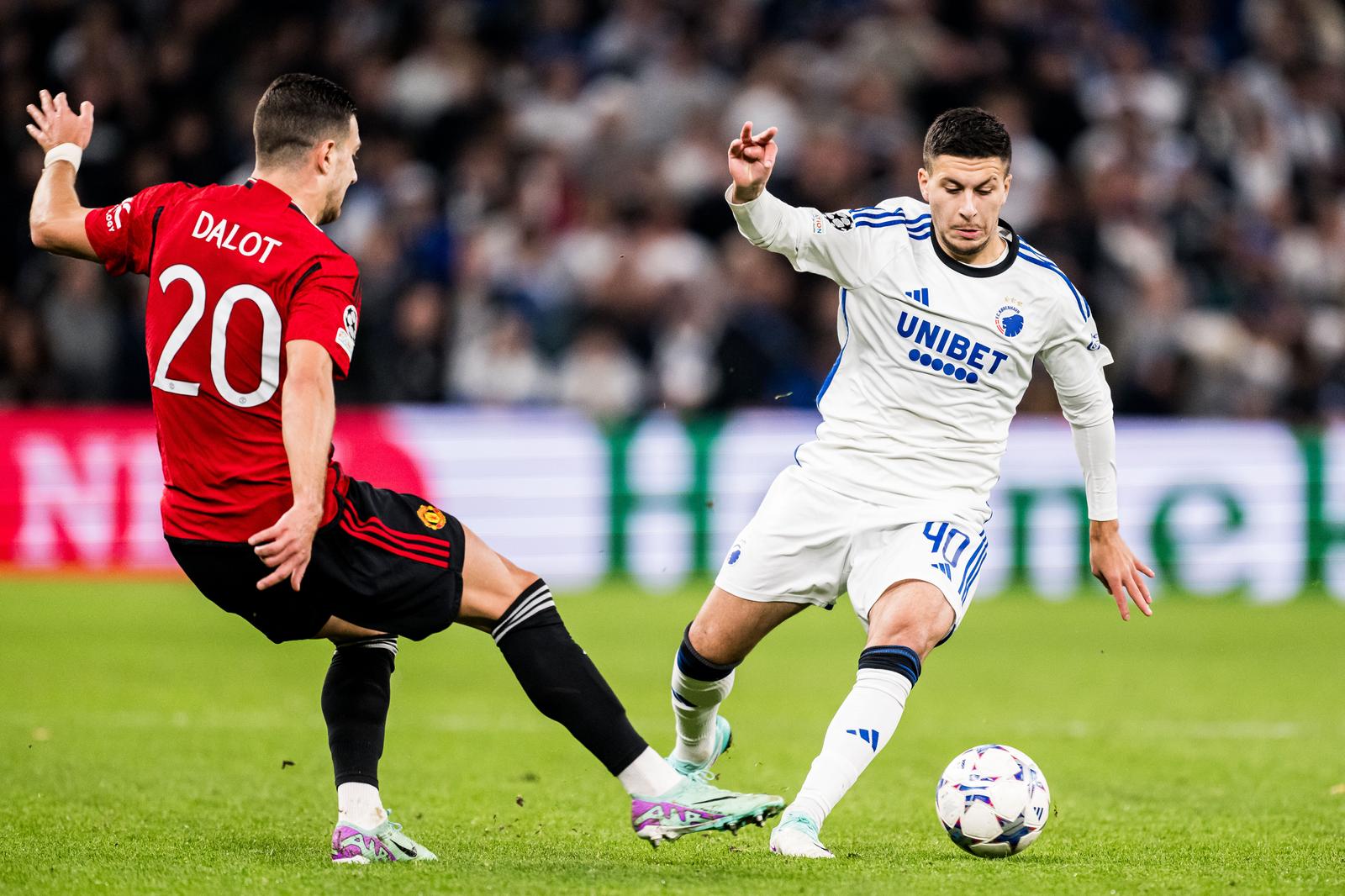 231108 Diogo Dalot of Manchester United and Roony Bardghji of FC Copenhagen during the UEFA Champions League football match between FC Copenhagen and Manchester United on November 8, 2023 in Copenhagen. 
Photo: Petter Arvidson / BILDBYRÅN / kod PA / PA0685
fotboll football soccer fotball champions league fc copenhagen manchester united bbeng  (Photo by PETTER ARVIDSON/Bildbyran/Sipa USA) Photo: Bildbyran/SIPA USA