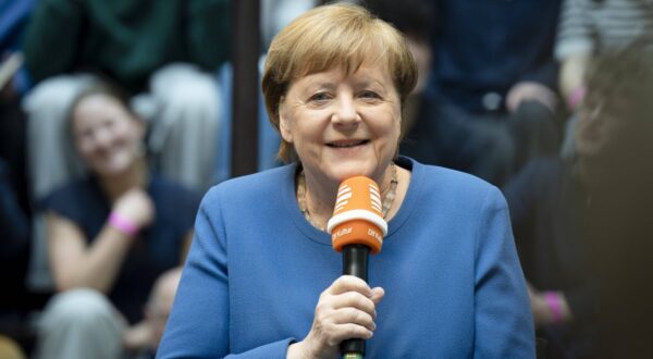 Bundeskanzlerin, Angela Merkel, Deutschlandradio, Humboldt Forum Korbinian Frenzel, Gespräch, CDU, Bundeskanzlerin, Angela Merkel, DLF, Veranstaltung, Studio 9, Humboldt Forum, Berlin, Deutschlandradio Berlin Berlin GER *** Federal Chancellor, Angela Merkel, Deutschlandradio, Humboldt Forum Korbinian Frenzel, conversation, CDU, Federal Chancellor, Angela Merkel, DLF, event, Studio 9, Humboldt Forum, Berlin, Deutschlandradio Berlin Berlin GER Photo: IMAGO/ESDES.Pictures, Bernd Elmenthaler/IMAGOSTOCK&PEOPLE