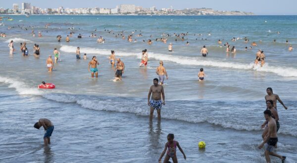 People swim and play at El Postiguet Beach in Alicante. (Photo by Miguel Candela / SOPA Images/Sipa USA) Photo: SOPA Images/SIPA USA