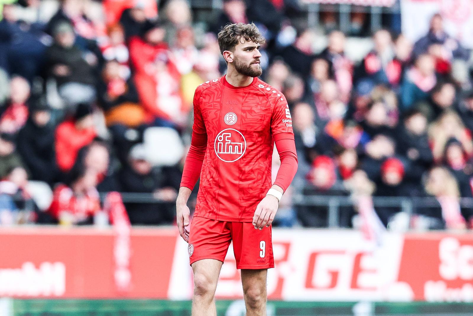 Fussball, 3.Liga Saison 2024/2025 17..Spieltag Rot-Weiss Essen - TSV 1860 München 08.12.2024, Stadion an der Hafenstrasse Leonardo Vonic Rot-Weiss Essen, 9 Essen Stadion an der Hafenstrasse Nordrhein-Westfahlen Deutschland *** Sports, Football, 3 League Season 2024 2025 17 Matchday Rot Weiss Essen TSV 1860 Munich 08 12 2024, Stadion an der Hafenstrasse Leonardo Vonic Rot Weiss Essen, 9 Essen Stadion an der Hafenstrasse North Rhine-Westphalia Germany Photo: IMAGO/Herbertz / Nico Herbertz/IMAGOSPORT