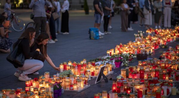 Trauerkerzen auf dem Hauptplatz in Graz. 12.06.2025, Graz, GER Trauer um die Opfer des Amoklaufs am Bundesoberstufenrealgymnasium BORG in Graz, Graz Steiermark Oestereich Trauer um die Opfer des Amoklaufs am Bundesoberstufenrealgymnasium BORG *** Mourning candles on the main square in Graz 12 06 2025, Graz, GER Mourning for the victims of the rampage at the Bundesoberstufenrealgymnasium BORG in Graz, Graz Steiermark Oestereich Mourning for the victims of the rampage at the Bundesoberstufenrealgymnasium BORG Photo: IMAGO/Dirk Sattler/IMAGOSTOCK&PEOPLE