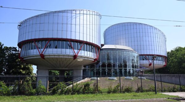 Europaeischer Gerichtshof fuer Menschenrechte in Strassburg Straßburg, Frankreich Foto vom 12.06.2025. Der Europaeische Gerichtshof fuer Menschenrechte EGMR wurde 1959 in Strassburg von den Mitgliedstaaten des Europarats errichtet, um die Einhaltung der Europaeischen Menschenrechtskonvention sicherzustellen. Diese wurde 1950 unterzeichnet. Der EGMR urteilt ueber Beschwerden einzelner Personen sowie Personengruppen und Staaten, die sich auf Verletzungen der in der Europaeischen Menschenrechtskonvention anerkannten Rechte beziehen. Seit 1998 ist der EGMR ein staendig tagender Gerichtshof. Buerger koennen sich, nachdem die innerstaatlichen Rechtsbehelfe erschoepft sind, mit Beschwerden direkt an ihn wenden. EDITORIAL USE ONLY *** Europe Copyright: epd-bild/UlixDeck Uli_Deck_120625_Gerichtshof_Menschenrechte_219 Photo: IMAGO/ARTIS - Uli Deck/IMAGOSTOCK&PEOPLE