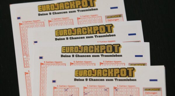 Spielscheine für Eurojackpot und ein Kugelschreiber sind zu sehen am 05. December 2024 in Krefeld, Deutschland. (Foto von Oliver Kaelke/DeFodi Images)  +++     Eurojackpot tickets and a pen can be seen on December 5, 2024 in Krefeld, Germany. (Photo by Oliver Kaelke/DeFodi Images) Photo: Oliver Kaelke/DeFodi Images/DEFODI