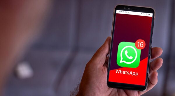 Bavaria, Germany - May 22, 2025: PHOTOMONTAGE, home screen of the WhatsApp app on a smartphone - the green logo with speech bubble and listener shows a notification about 16 unread messages. *** FOTOMONTAGE, Startbildschirm der WhatsApp-App auf einem Smartphone das grüne Logo mit Sprechblase und Hörer zeigt eine Benachrichtigung über 16 ungelesene Nachrichten. Photo: IMAGO/Michael Bihlmayer/IMAGOSTOCK&PEOPLE